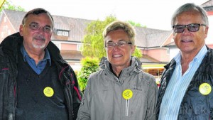 Der FDP Kreisverband Schwarzwald-Baar setzt sich für die IC Schwarzwaldbahn Fernverbindung ein. Hans Buddeberg, Andrea Kanold und Erich W. Burrer sammeln hierfür auf dem Bad Dürrheimer Wochenmarkt Unterschriften.  Bild: Kurz